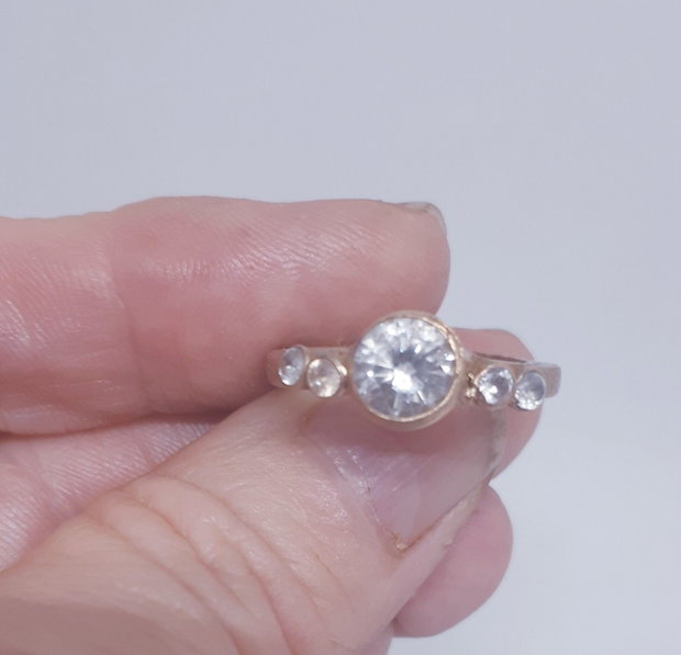 Inel unicat din bronz cu o coronita de 5 cristale Cubic Zirconia albe