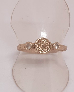 Inel unicat din bronz cu tortita rasucita,  un element cu papadie si 2 cristale  Cubic Zirconia galbui