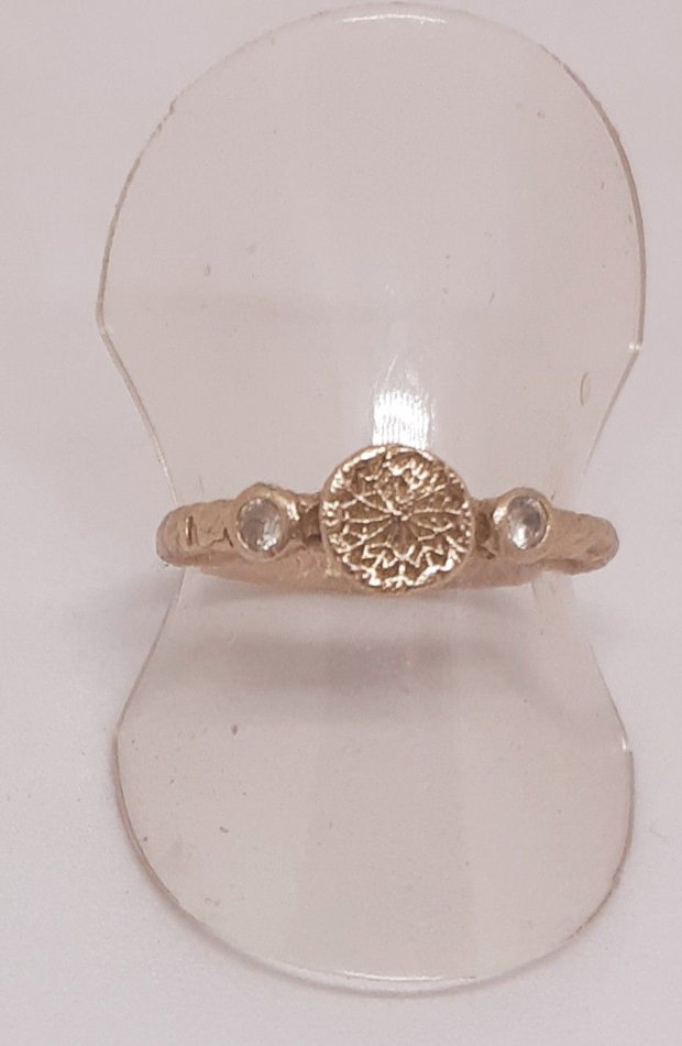 Inel unicat din bronz cu tortita rasucita, un element cu papadie si 2 cristale Cubic Zirconia galbui