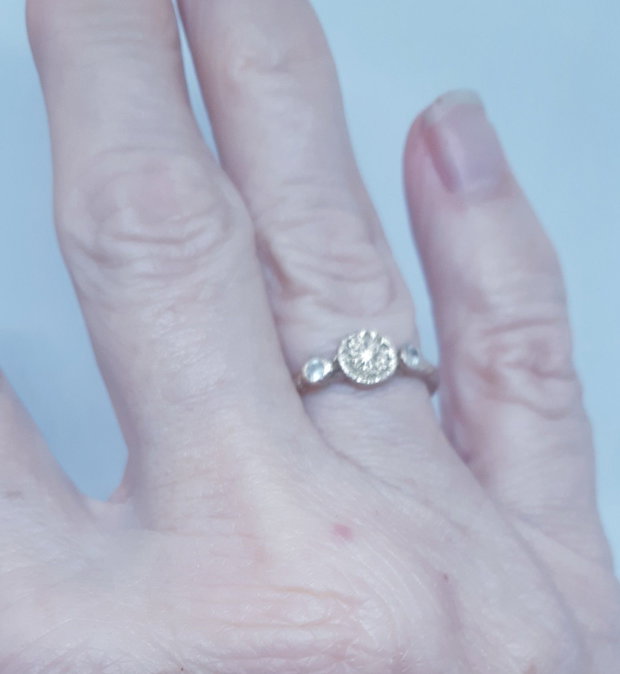 Inel unicat din bronz cu tortita rasucita, un element cu papadie si 2 cristale Cubic Zirconia galbui
