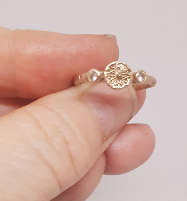 Inel unicat din bronz cu tortita rasucita, un element cu papadie si 2 cristale Cubic Zirconia galbui