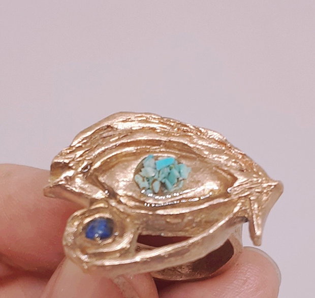 Inel unicat cu ochiul lui Horus, din bronz si microchipsuri din turcoaz si lapis