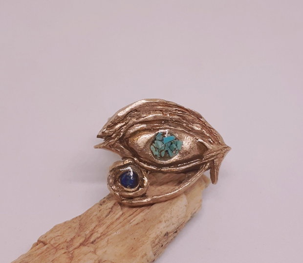 Inel unicat cu ochiul lui Horus, din bronz si microchipsuri din turcoaz si lapis