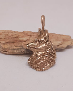 Pandantiv cu capul zeului egiptean Anubis, din bronz