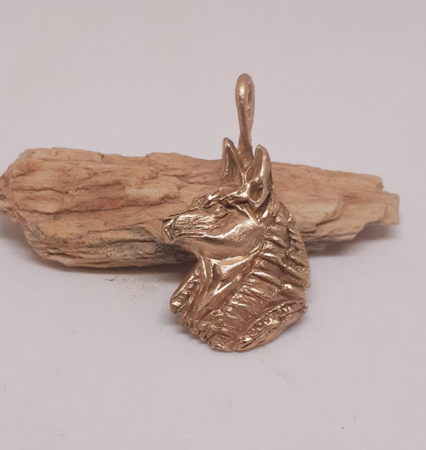 Pandantiv cu capul zeului egiptean Anubis, din bronz