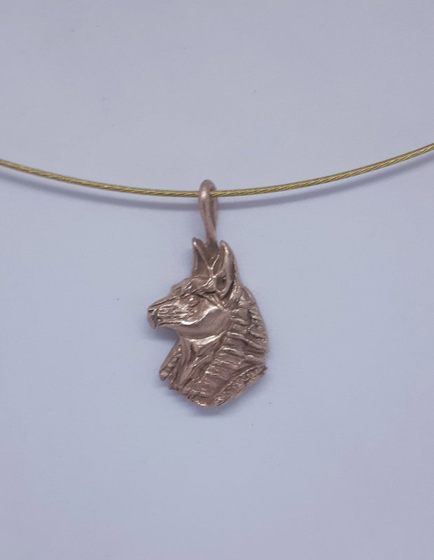 Pandantiv cu capul zeului egiptean Anubis, din bronz