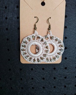 Cercei handmade croșetați cu mărgele  eleganță și originalitate