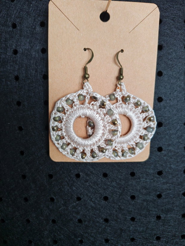 Cercei handmade croșetați cu mărgele eleganță și originalitate