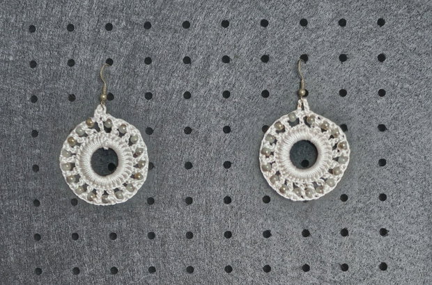 Cercei handmade croșetați cu mărgele eleganță și originalitate