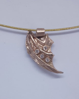 Pandantiv unicat in forma de aripa de dragon, din bronz cu 4 cristale Cubic Zirconia galbui