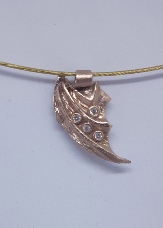 Pandantiv unicat in forma de aripa de dragon, din bronz cu 4 cristale Cubic Zirconia galbui