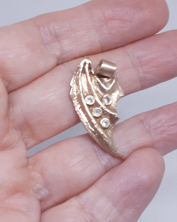 Pandantiv unicat in forma de aripa de dragon, din bronz cu 4 cristale Cubic Zirconia galbui