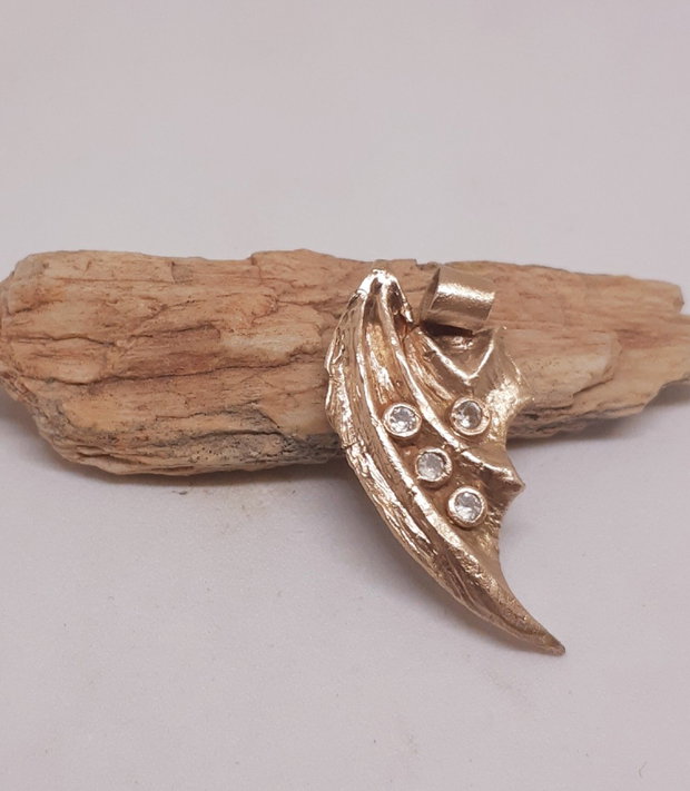 Pandantiv unicat in forma de aripa de dragon, din bronz cu 4 cristale Cubic Zirconia galbui