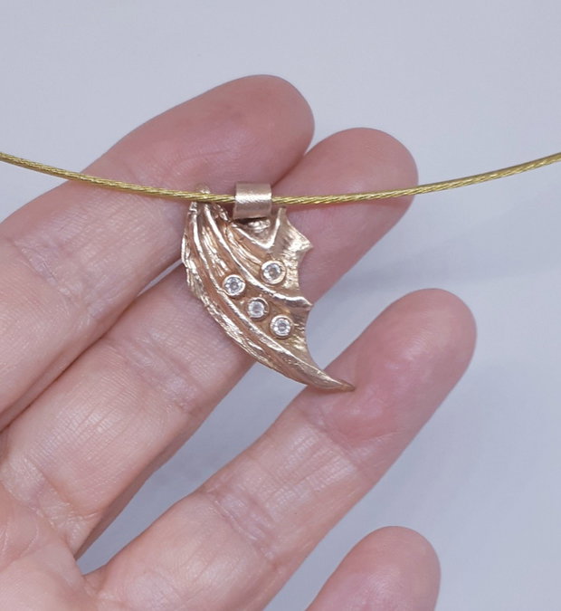 Pandantiv unicat in forma de aripa de dragon, din bronz cu 4 cristale Cubic Zirconia galbui