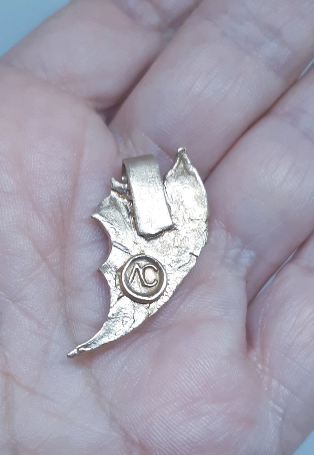 Pandantiv unicat in forma de aripa de dragon, din bronz cu 4 cristale Cubic Zirconia galbui