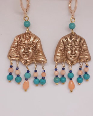 Cercei unicat cu masti de faron din bronz si margele din coral, turcoaz si lapis