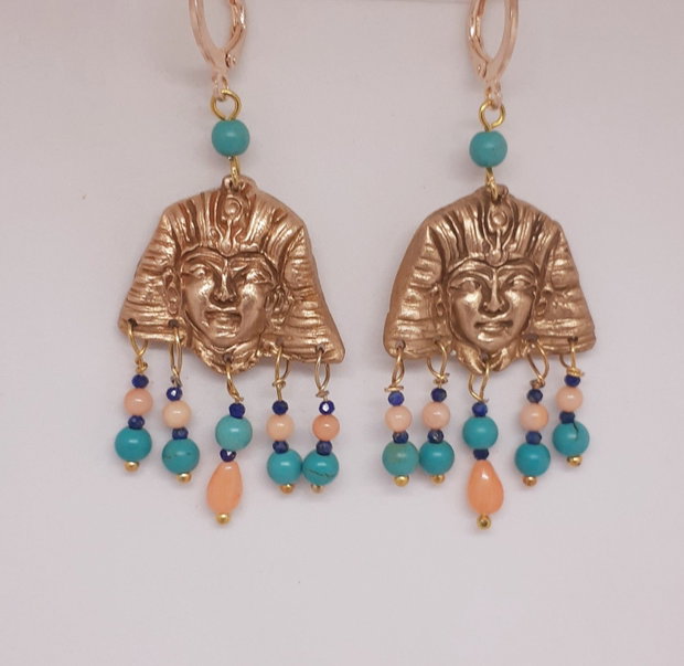 Cercei unicat cu masti de faron din bronz si margele din coral, turcoaz si lapis