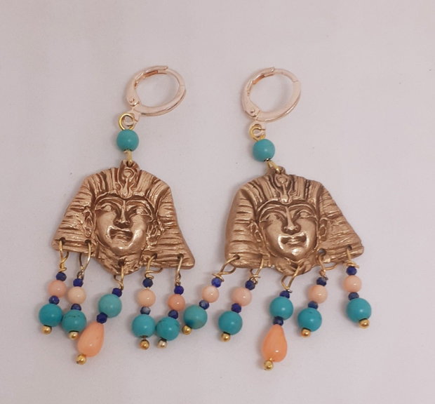 Cercei unicat cu masti de faron din bronz si margele din coral, turcoaz si lapis