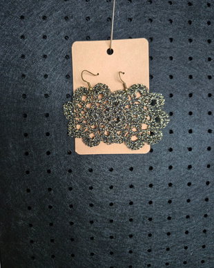 Cercei handmade croșetați negru cu inserție aurie