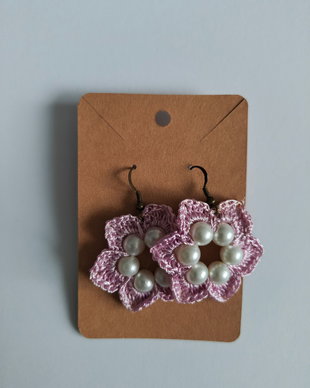 Cercei handmade croșetați roz cu perluțe