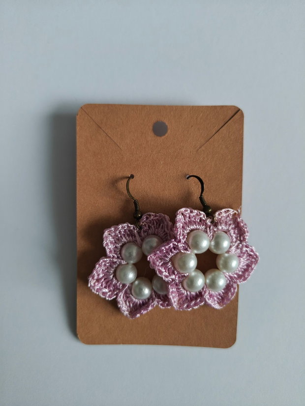 Cercei handmade croșetați roz cu perluțe