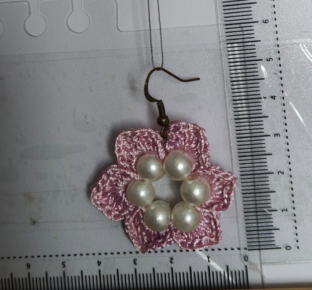 Cercei handmade croșetați roz cu perluțe