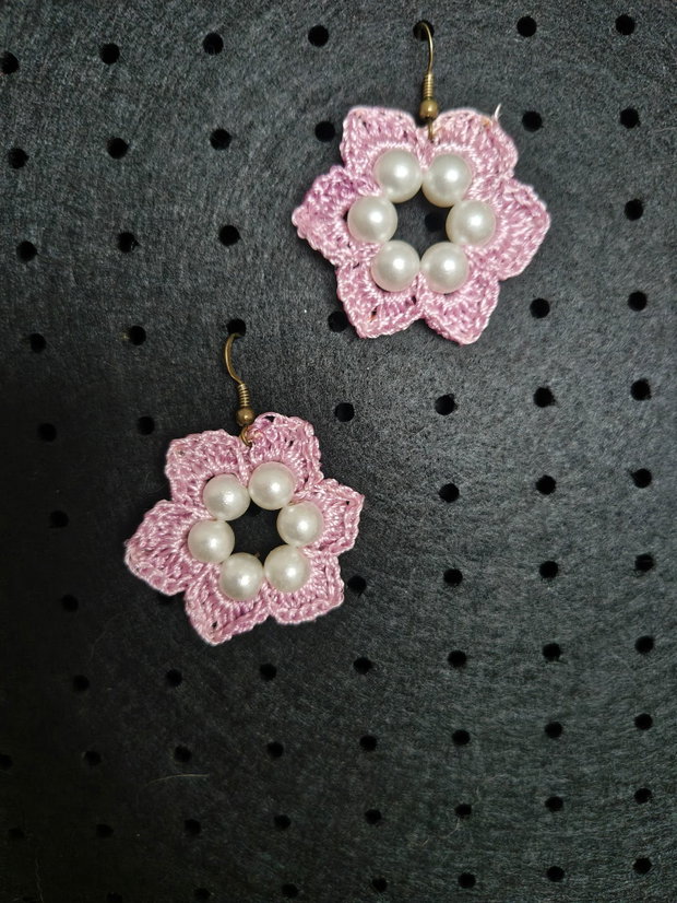 Cercei handmade croșetați roz cu perluțe
