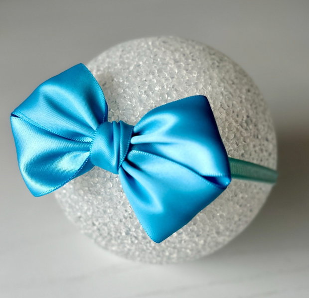 Bentiță elastică handmade pentru fetite cu fundă din satin