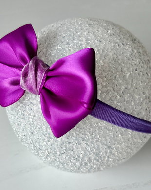 Bentiță elastică handmade pentru fetite cu fundă din satin