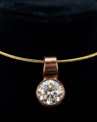 Pandantiv unicat din bronz cu un cristal Cubic Zirconia alb