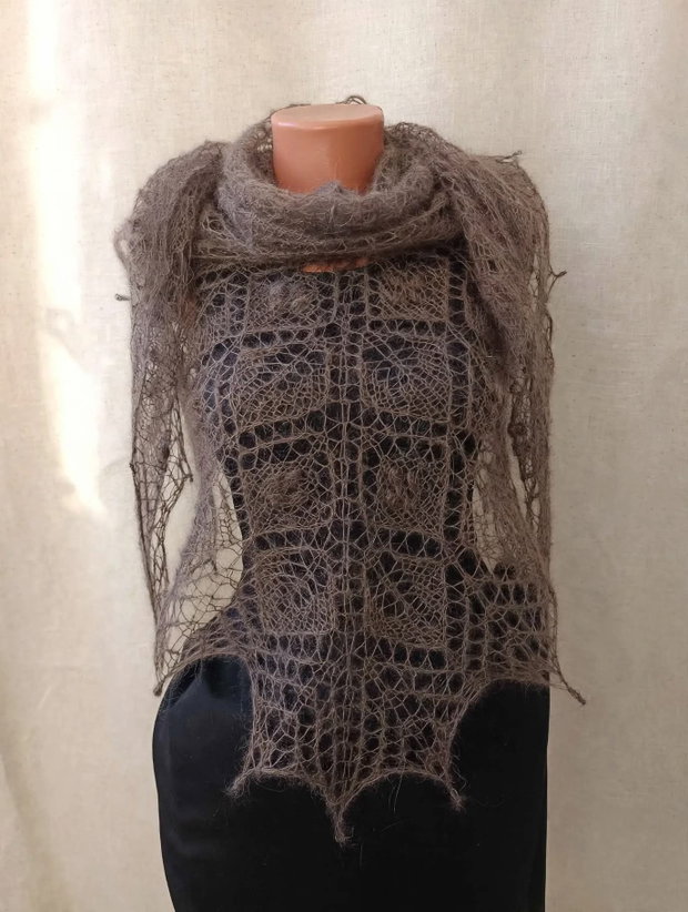 Sal triunghiular maro, tricotat manual din mohair cu matase