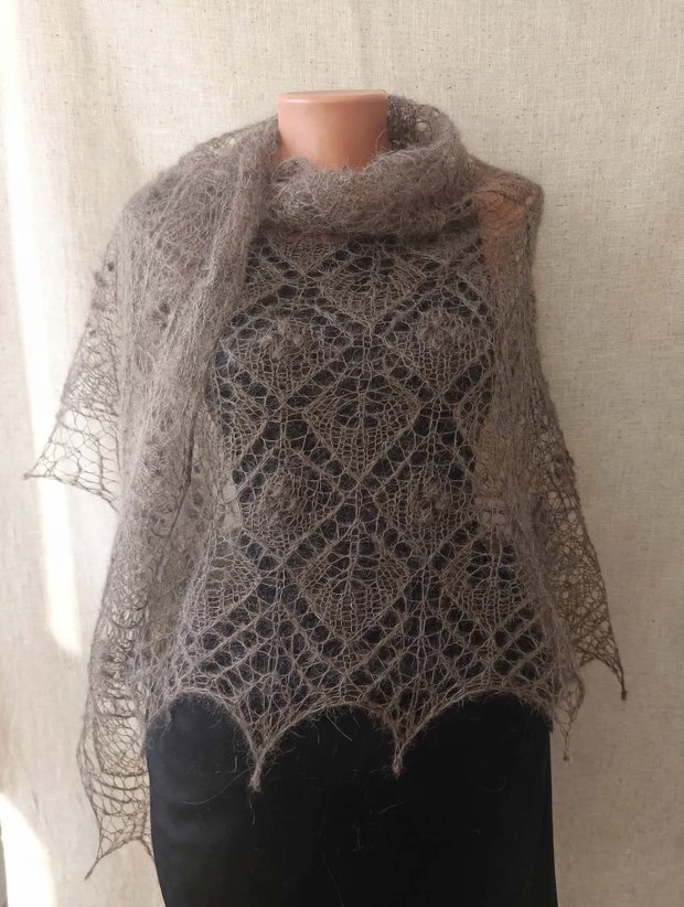 Sal triunghiular maro, tricotat manual din mohair cu matase