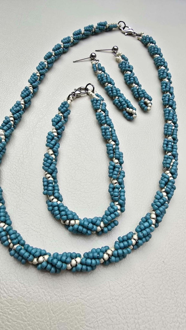 Set bijuterii handmade Spirală Turcoaz și Crem Colier, Brățară și Cercei