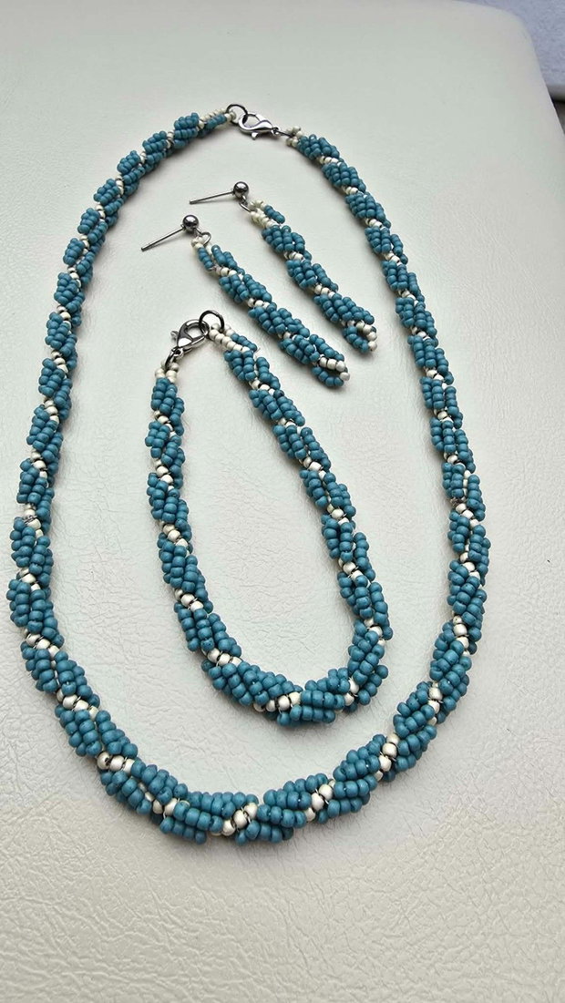 Set bijuterii handmade Spirală Turcoaz și Crem Colier, Brățară și Cercei