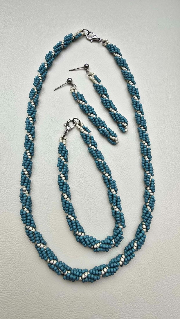 Set bijuterii handmade Spirală Turcoaz și Crem Colier, Brățară și Cercei