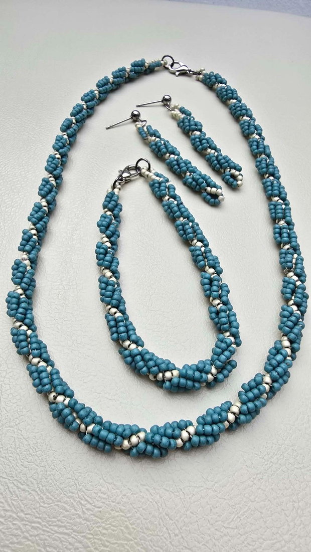 Set bijuterii handmade Spirală Turcoaz și Crem Colier, Brățară și Cercei