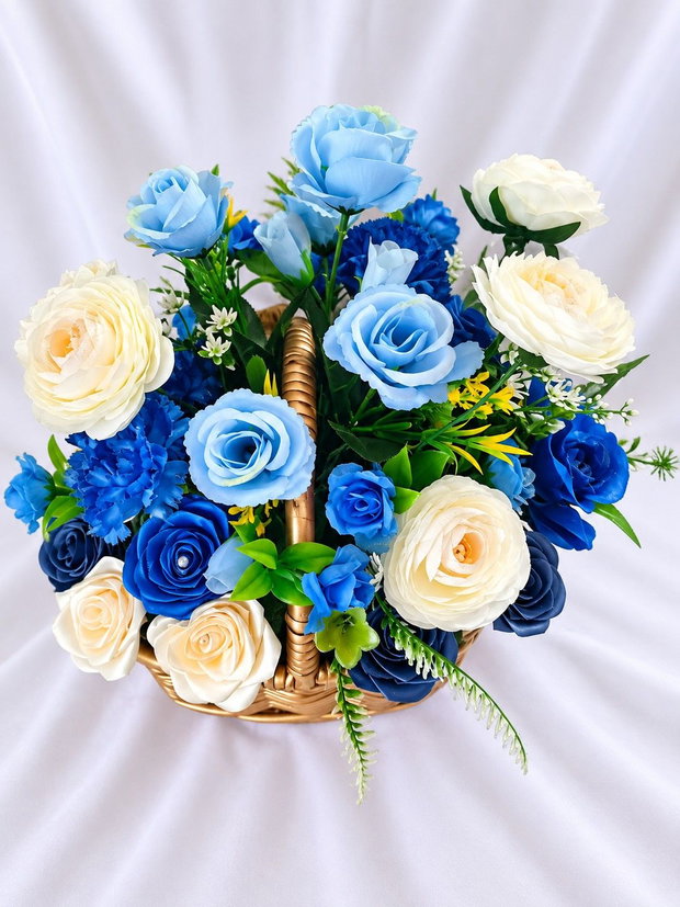 Coș floral elegant Blue Harmony Trandafiri din satin handmade