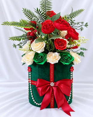 Smarald & Rubin  Aranjament floral handmade cu trandafiri din satin