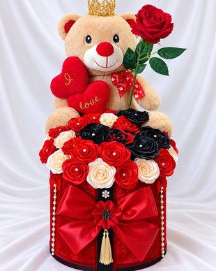 Poveste de Catifea  Cadou romantic handmade cu ursuleț și trandafiri din satin
