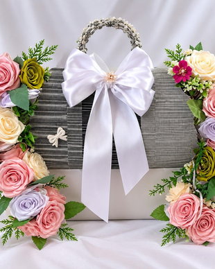 Poșeta Perla  Aranjament floral handmade cu trandafiri din satin