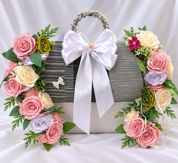 Poșeta Perla Aranjament floral handmade cu trandafiri din satin