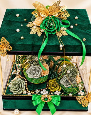 Splendoare în Smarald  Aranjament handmade de lux cu trandafiri din satin