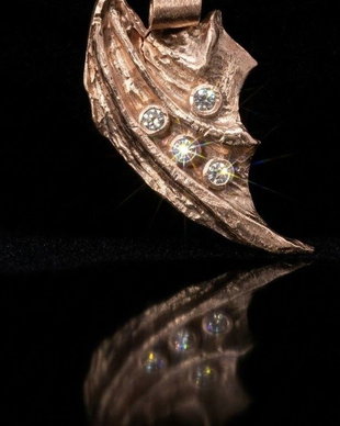 Pandantiv unicat in forma de aripa de dragon, din bronz cu 4 cristale Cubic Zirconia galbui