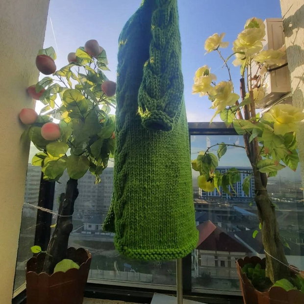 Cardigan verde lung, croșetat manual, model elegant și călduros