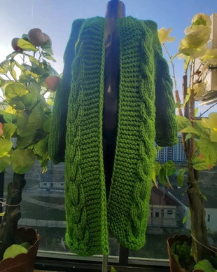 Cardigan verde lung, croșetat manual, model elegant și călduros