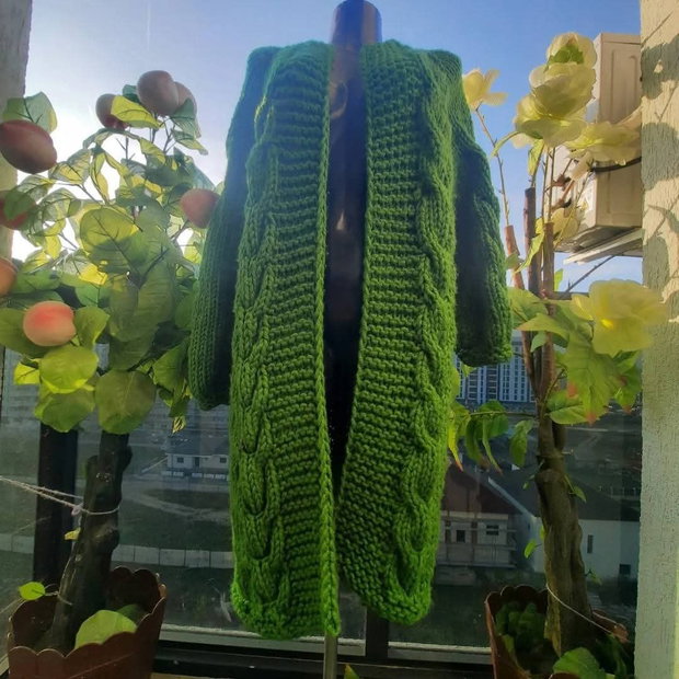 Cardigan verde lung, croșetat manual, model elegant și călduros