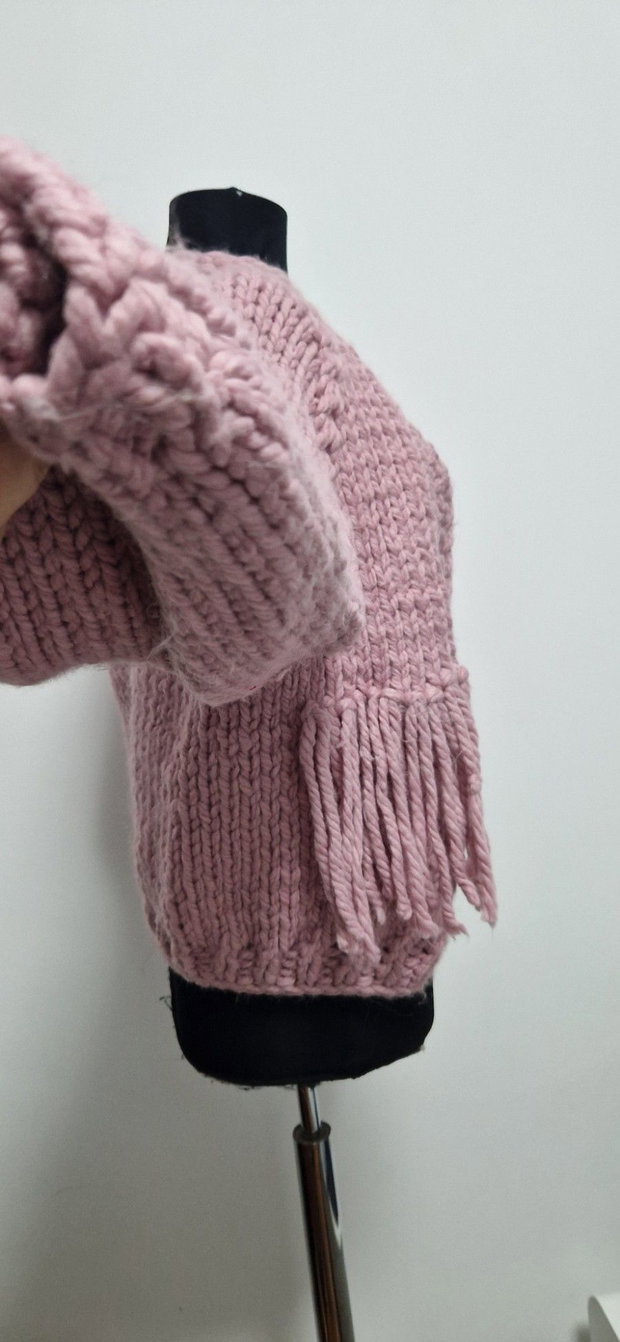 Jachetă roz pudrat handmade, croșetată manual, cu franjuri