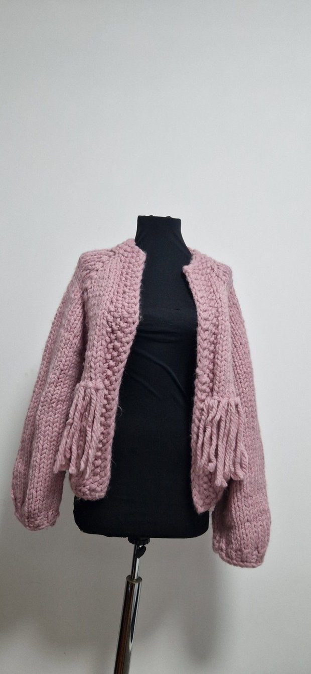 Jachetă roz pudrat handmade, croșetată manual, cu franjuri
