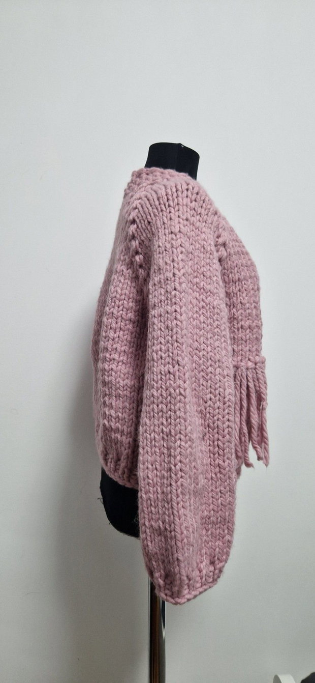 Jachetă roz pudrat handmade, croșetată manual, cu franjuri
