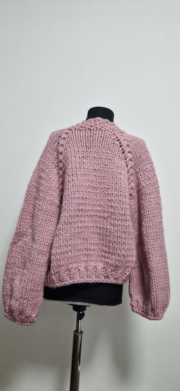 Jachetă roz pudrat handmade, croșetată manual, cu franjuri